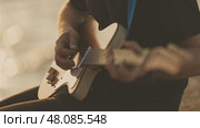 Close-up of the guitar and the hands of the guitarist playing on it. Стоковое видео, видеограф Константин Шишкин / Фотобанк Лори