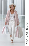Stylish Young Woman Excited with Shopping Bags, Store Discounts and Promotions. Модная молодая счастливая девушка  с покупками, сделанными во время шопинга. Скидки и акции в магазинах. Стоковое AI-изображение, AI-художник Katsiaryna Repich / Фотобанк Лори