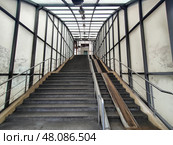 Лестница с пандусом в надземном переходе. Редакционное фото, фотограф Мария Сергеева / Фотобанк Лори