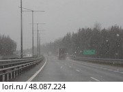 Грузовой транспорт на новой платной дороге М11. Москва - Санкт-Петербург. Редакционное фото, фотограф Дмитрий Неумоин / Фотобанк Лори