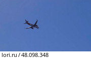 Passenger airplane flying and turning in blue sky. Стоковое фото, фотограф David Kashakhi / Фотобанк Лори