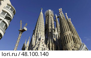 Sagrada familia showing ongoing construction works in barcelona. Стоковое фото, фотограф David Kashakhi / Фотобанк Лори