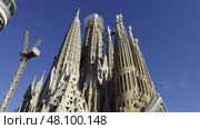 Sagrada familia showing ongoing construction works in barcelona. Стоковое фото, фотограф David Kashakhi / Фотобанк Лори