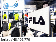 Вывеска с логотипом Fila в спортивном магазине. Редакционное фото, фотограф FotograFF / Фотобанк Лори