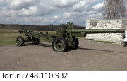 Военные экспонаты орудия в Бородинском музее на Бородинском поле. Май. Military exhibits of guns in the Borodino Museum on the Borodino Field. May. Редакционное видео, видеограф Горшков Александр / Фотобанк Лори