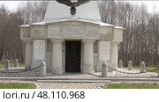 Турист стоит у часовни на Бородинском поле. Май. A tourist stands at the chapel on Borodino Field. May. Редакционное видео, видеограф Горшков Александр / Фотобанк Лори