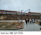 Городской транспорт, МЦД.  Москва. Люди идут от станции метро Электрозаводская. Редакционное фото, фотограф Мария Сергеева / Фотобанк Лори