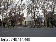 Государственный музей литературы имени Алишера Навои в центре Ташкента, Узбекистан. Облачный осенний день (2023 год). Редакционное фото, фотограф Александр Кузнецов / Фотобанк Лори