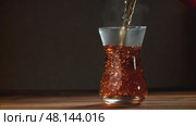 Turkish tea is poured into a glass. Filmed on a high-speed camera at 1000 fps. Стоковое видео, видеограф Артем Шадрин / Фотобанк Лори
