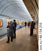 Пассажиры на платформе метро.  Поезд "Русич" Редакционное фото, фотограф Мария Сергеева / Фотобанк Лори