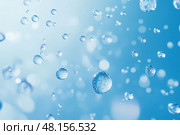 Прозрачные капли воды на фоне неба. Стоковое AI-изображение, AI-художник Александр Жуков / Фотобанк Лори