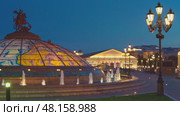 Moscow, RUSSIA - Aug 04 2021, 4k: Panoramic view on World Clock Fountain and the Moscow Manege from Manezhnaya Square, on Aug 04, 2021 in Moscow, Russia. Редакционное видео, видеограф Сергей Богомяко / Фотобанк Лори