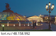 Moscow, RUSSIA - Aug 04 2021, 4k: Panoramic view on World Clock Fountain and the Moscow Manege from Manezhnaya Square, on Aug 04, 2021 in Moscow, Russia. Редакционное видео, видеограф Сергей Богомяко / Фотобанк Лори