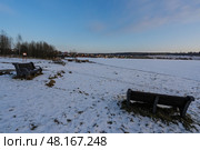 Замёрзшее озеро зимой на фоне леса и пасмурного неба. Стоковое фото, фотограф Пучков Андрей Александрович / Фотобанк Лори