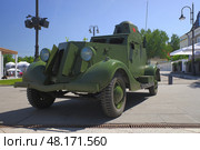 Старый советский бронеавтомобиль БА-20 на выставке в центре Ногинска. Солнечный летний день (2024 год). Редакционное фото, фотограф Александр Кузнецов / Фотобанк Лори