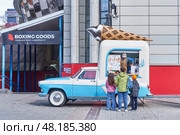 Vintage Volga car, rebuilt to food truck with large ice cream cone on top. Редакционное фото, фотограф Ирина Кононова / Фотобанк Лори