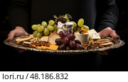 pltter person hold a silver platter ai generated. Стоковое AI-изображение, AI-художник Vectorwin / Фотобанк Лори