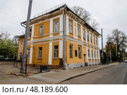 Двухэтажный кирпичный жилой дом, расположенный по адресу Большая Печёрская улица, 16 в Нижнем Новгороде. Редакционное фото, фотограф Константин Григорьев / Фотобанк Лори
