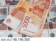 Купюры 5000 и 500 рублей. Стоковое фото, фотограф Игорь Низов / Фотобанк Лори