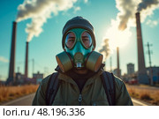 Мужчина в противогазе стоит в промышленной зоне с дымящимися трубами. Стоковое AI-изображение, AI-художник Елена Болотина / Фотобанк Лори