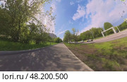 Мужчина едет на электрическом скутере по дороге возле озера. Съемка на 360 градусов. Стоковое видео, видеограф Ярославский Максим / Фотобанк Лори
