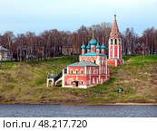 Казанская Преображенская церковь в Тутаеве, левобережье, в майские дни (2018 год). Стоковое фото, фотограф Николай Белавин / Фотобанк Лори