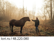 Девушка с лошадью осенью на рассвете (2021 год). Редакционное фото, фотограф Надежда Парижская / Фотобанк Лори