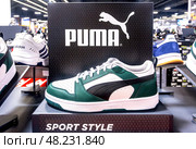 Спортивная обувь Puma. Puma — немецкий бренд, который занимается маркетингом, дистрибуцией и лицензированием обуви. Редакционное фото, фотограф FotograFF / Фотобанк Лори