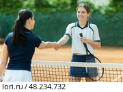 Young woman tennis player shaking hands with her opponent. Стоковое фото, фотограф Яков Филимонов / Фотобанк Лори