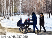 Прогулки на свежем воздухе. Город Тюмень (2018 год). Редакционное фото, фотограф Александр Тараканов / Фотобанк Лори