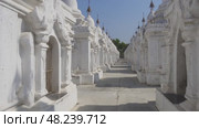 Sandamuni pagoda in Mandalay, Kuthodaw temple (2016 год). Стоковое видео, видеограф Михаил Коханчиков / Фотобанк Лори