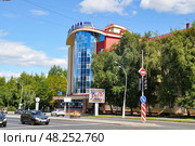 Город Тюмень. Отель "Шаим" («Транснефть-Сибирь». Нефтетранспортная компания). Улица Мельникайте 91 (2016 год). Редакционное фото, фотограф Александр Тараканов / Фотобанк Лори