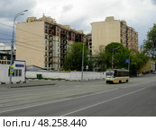 Трамвай КТМ-19 следует по Костомаровскому переулку в центре Москвы. Пасмурный весенний день (2019 год). Редакционное фото, фотограф Александр Кузнецов / Фотобанк Лори