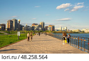 Казань. Набережная у центра семьи «Казан» (2024 год). Редакционное фото, фотограф Олег Пученков / Фотобанк Лори