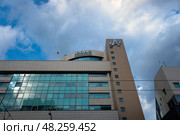 Бизнес-центр «Авиа Plaza» и Префектура ЮВАО возле станции метро Авиамоторная в Москве. Солнечный день (2020 год). Редакционное фото, фотограф Александр Кузнецов / Фотобанк Лори