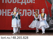 Татарский танец в исполнении девочек. Редакционное фото, фотограф Владимир Дресвянников / Фотобанк Лори
