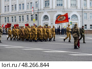 Парад на площади Минина и Пожарского в Нижнем Новгороде, посвященный 80-й годовщине победы в Великой Отечественной войне. Ветераны боевых действий маршируют по улице. Редакционное фото, фотограф Константин Григорьев / Фотобанк Лори