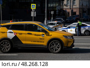 Автомобиль ГИБДД и такси стоят в центре города Москвы, Россия. Редакционное фото, фотограф Николай Винокуров / Фотобанк Лори
