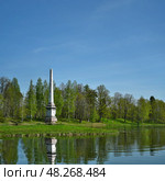 Russia, Saint Petersburg, Gatchina, Palace Park in summer, Chesme Obelisk. Стоковое фото, фотограф Елена  Попкова / Фотобанк Лори