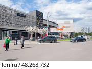 Торговый центр "Станция" в г. Зеленоград. Ул. Панфилова, 11. Аллея славы в честь 80-летия Великой Победы. Редакционное фото, фотограф Алёшина Оксана / Фотобанк Лори