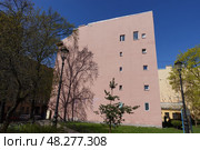 Здание в стиле модерн на жилой улице Санкт-Петербурга, Полозова, 3. Art Nouveau building on the residential St. Petersburg street Polozova 3. Редакционное фото, фотограф Юрий Пуликов / Фотобанк Лори