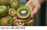 Woman buy kiwi market, close-up hands, fruit display emporium. AI Generative. Стоковое AI-видео, аниматор Spirit River / Фотобанк Лори