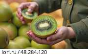Woman buy kiwi market, close-up hands, fruit display emporium. AI Generative. Стоковое AI-видео, аниматор Spirit River / Фотобанк Лори