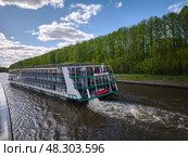 Речной круизный теплоход  "Аурум" на канале весной. Редакционное фото, фотограф Мария Сергеева / Фотобанк Лори
