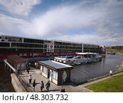 Углич принимает теплоходы. Круизный теплоход на причале. Редакционное фото, фотограф Мария Сергеева / Фотобанк Лори