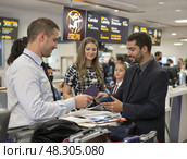 Путешествующая семья на регистрации в аэропорту перед вылетом. Стоковое AI-изображение, AI-художник Сергей Никифоров-Гордеев / Фотобанк Лори