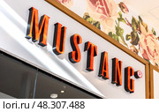 Вывеска магазина Mustang. Mustang — это бренд джинсов и стиля жизни. Редакционное фото, фотограф FotograFF / Фотобанк Лори