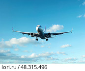 Самолет на посадке в аэропорту под ясным небом с облаками в лучах восходящего солнца. Стоковое AI-изображение, AI-художник Сергей Никифоров-Гордеев / Фотобанк Лори