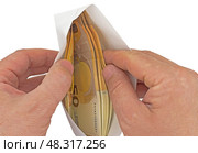 Банкноты евро в почтовом конверте. Euro banknotes in a mailing envelope. Стоковое фото, фотограф Татьяна Д / Фотобанк Лори