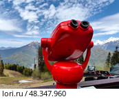 Ярко-красный бинокуляр на фоне гор в Сочи. Смотровая площадка. Стоковое фото, фотограф Владислав Карасев / Фотобанк Лори